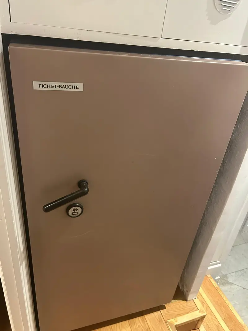 Coffre-fort Fichet-Bauche à poignée, posé dans un appartement