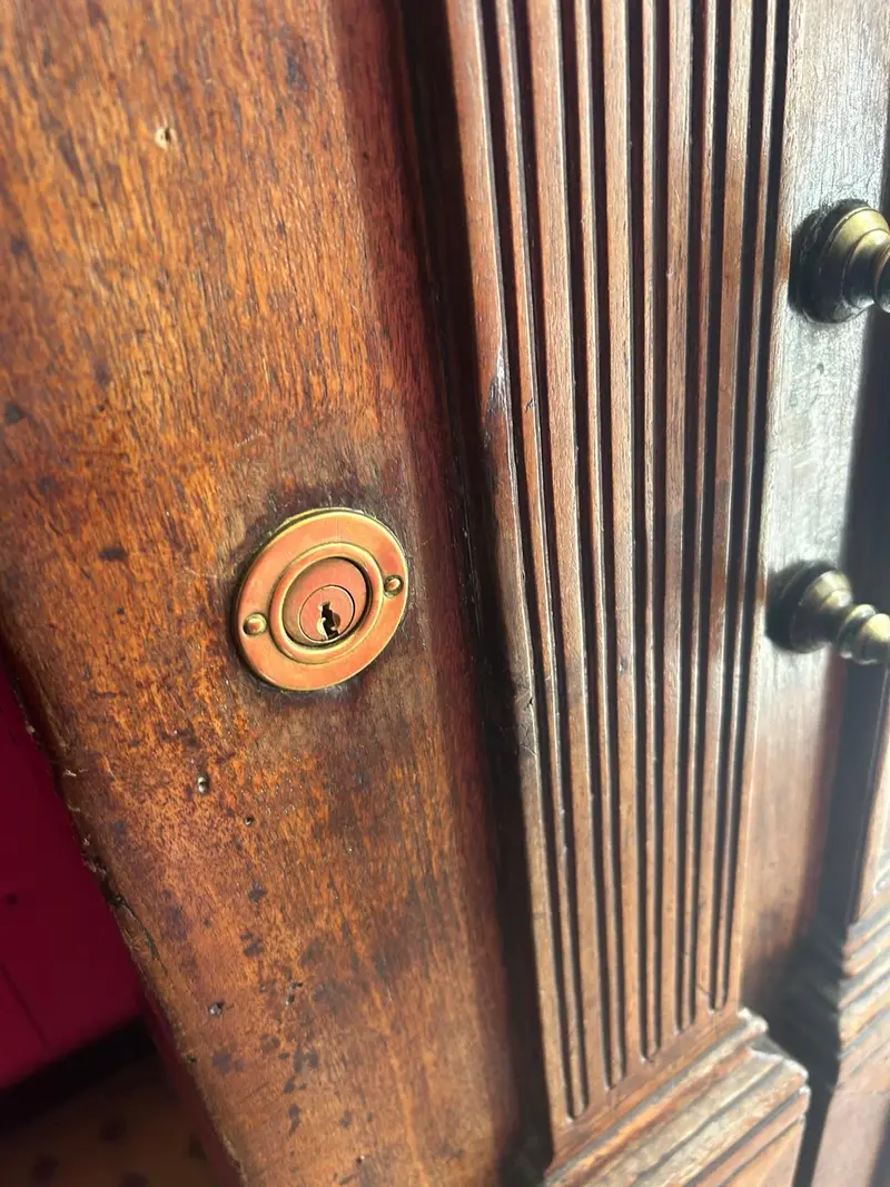 Cylindre sur une porte en bois ancienne