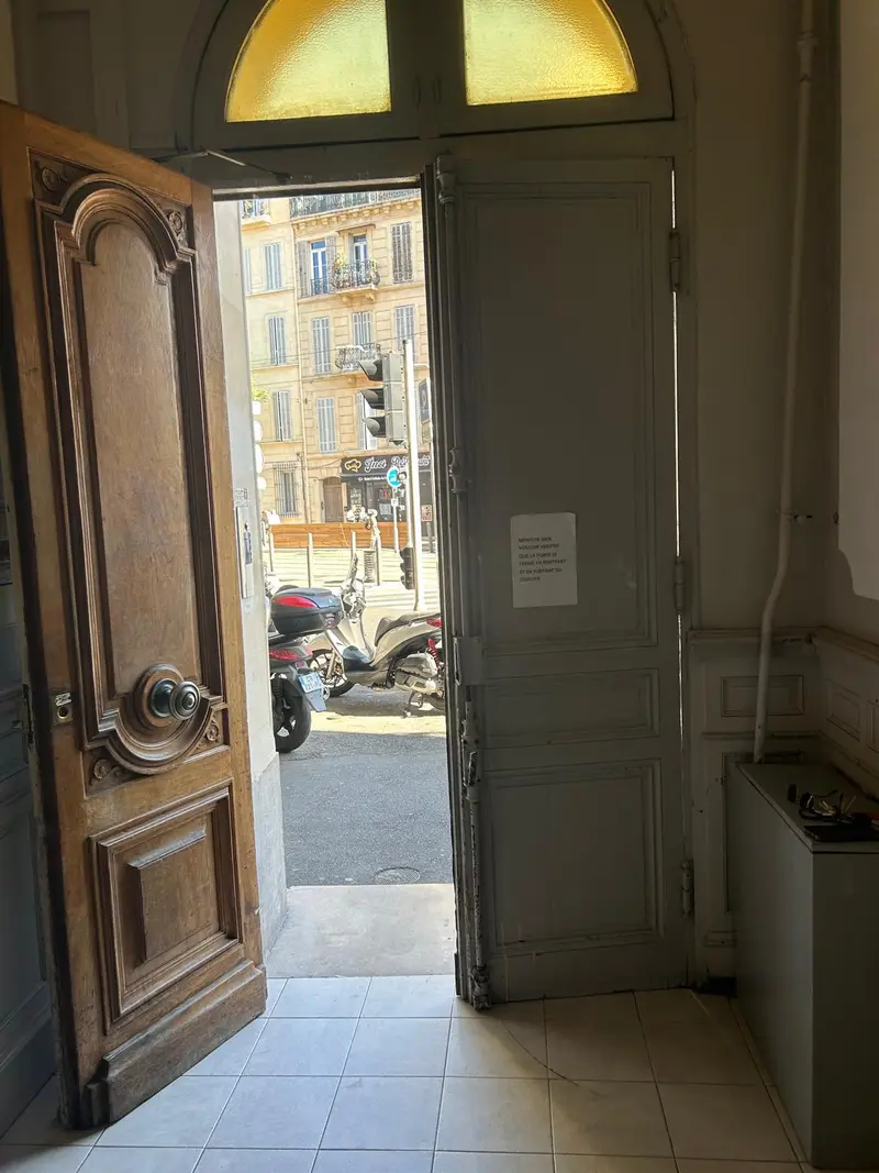 Porte d'immeuble ancienne à double battant