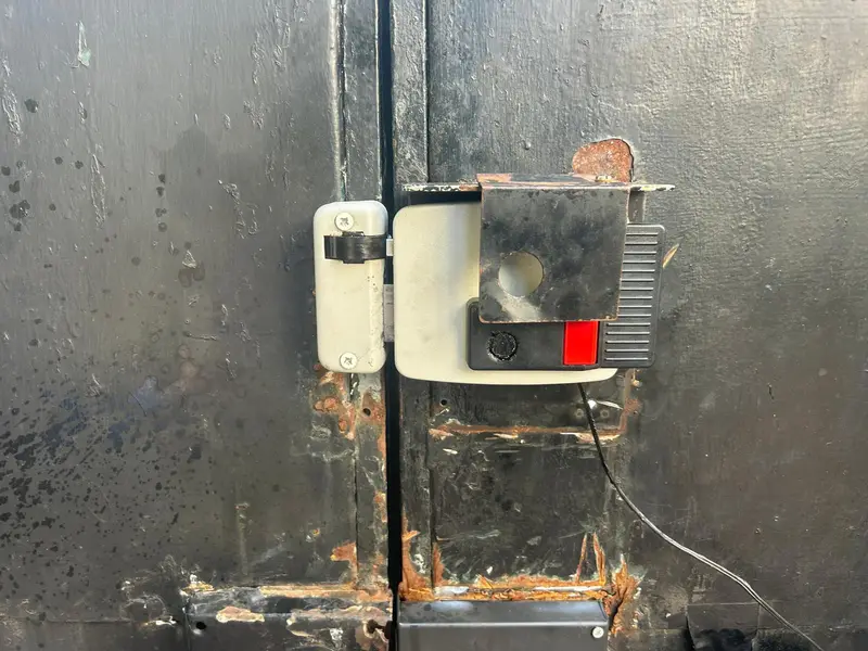 Serrure porte metallique